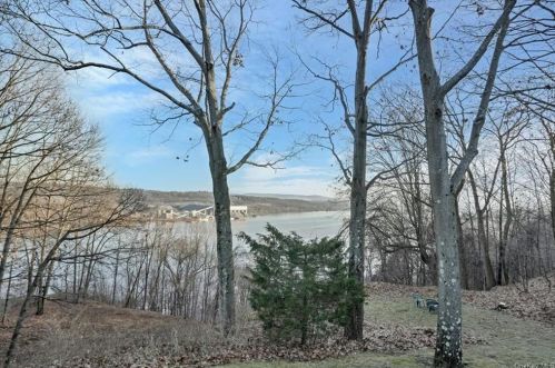 10 Kris Korner Dr, Marlborough NY  12542-5805 exterior