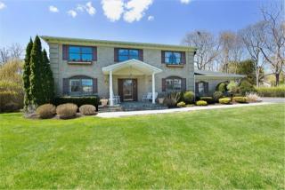 18 Gracie Ct, Bay Port, NY 11705-1700