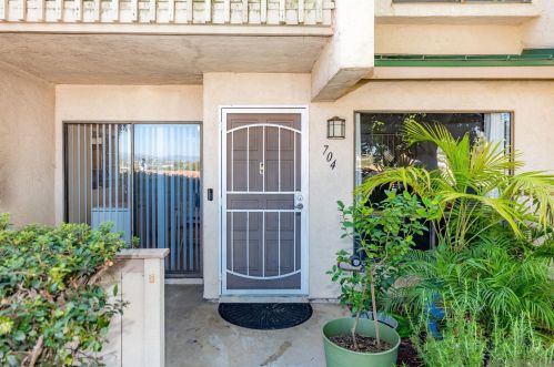 704 Silver Dr, Vista CA  92083-4241 exterior