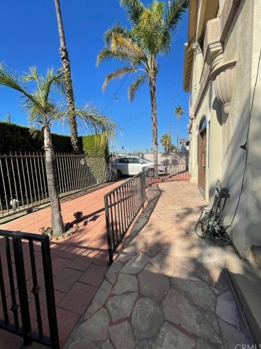 5742 Vineland Ave, North Hollywood, CA 91601-2059