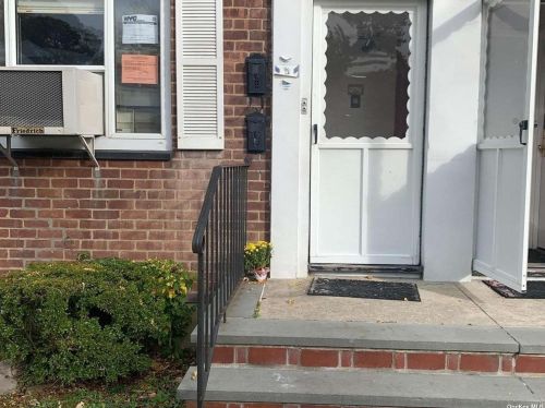 221-37 Manor Rd, Jamaica, NY 11427-2028