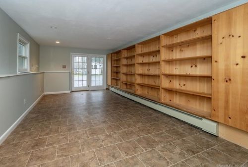 25 Arrowhead Rd, Wilton CT  06897-4402 exterior