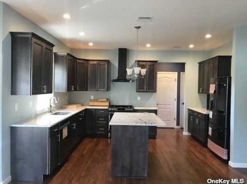 75 Jay Rd, South Setauket, NY 11720-2726