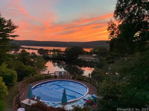 73 Inchcliffe Dr, Gales Ferry, CT 06335-1807