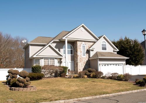 61 Summerfield Dr, Holtsville, NY 11742-2503