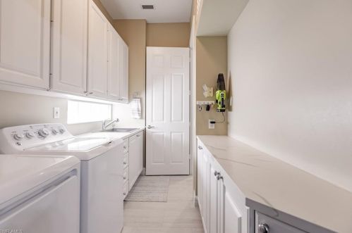 4353 Montalvo Ct, Naples FL  34109-1374 exterior