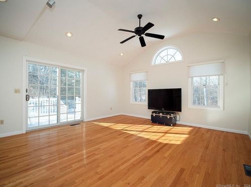 40 Sugar Hill Rd, North Haven CT  06473-4013 exterior