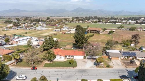 105 Daffodil Dr, Hollister CA  95023-3103 exterior