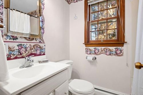 542 Forest St, Hartford CT  06118-2035 exterior