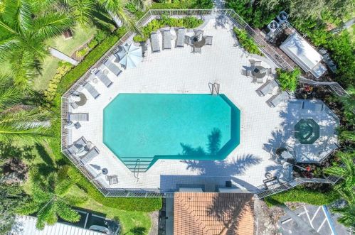 575 Club Side Dr, Naples FL  34110-6066 exterior