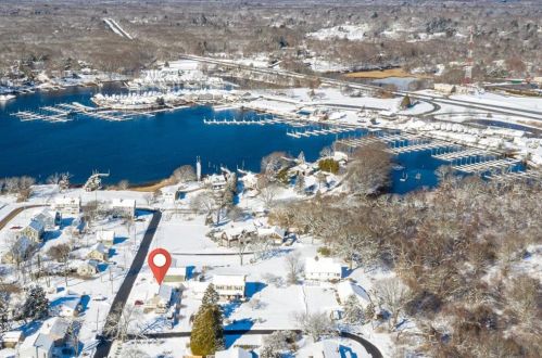 15 Marten Ave, South Kingstown, RI 02882-3405