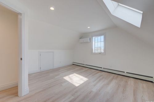 27 Walnut Ln, Hicksville NY  11801-5737 exterior