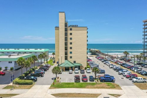 3647 Atlantic Ave, Daytona Beach FL 32118-7618 exterior