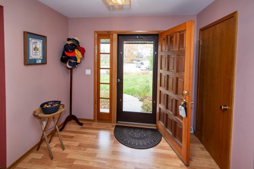 15725 Blue Jay Cir, Waukesha, WI 53151-1540