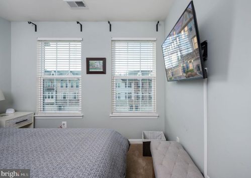 7009 Darbey Knoll Dr, Gainesville VA  20155-3634 exterior