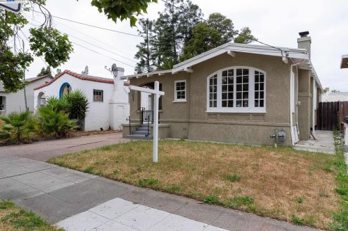 1451 Havenscourt Blvd, Oakland CA  94621-3627 exterior