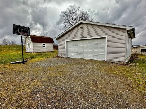 1069 Old Youngstown Rd, New Castle PA  16101-8731 exterior