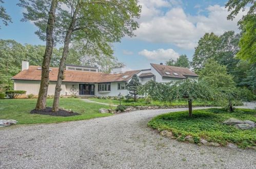 122 Old Stone Hill Rd, Scotts Corners, NY 10576-1516