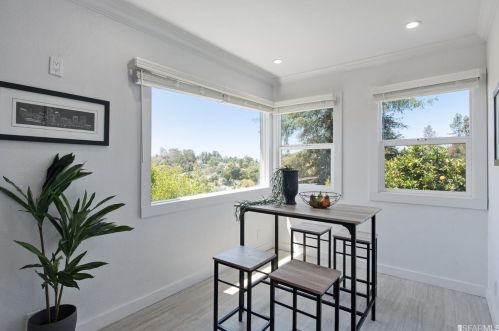 9411 Castlewood St, Oakland CA 94605-4415 exterior