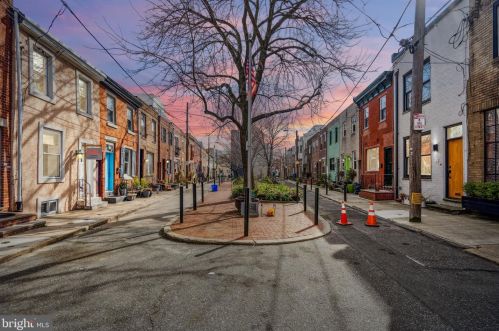 738 Medina St, Philadelphia PA  19147-5727 exterior