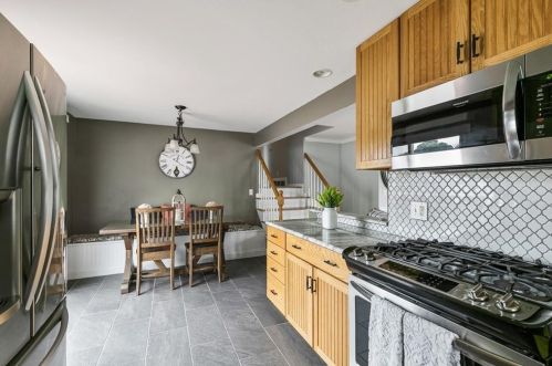 90 Meadowcrest Dr, Cumberland, RI 02864-6433