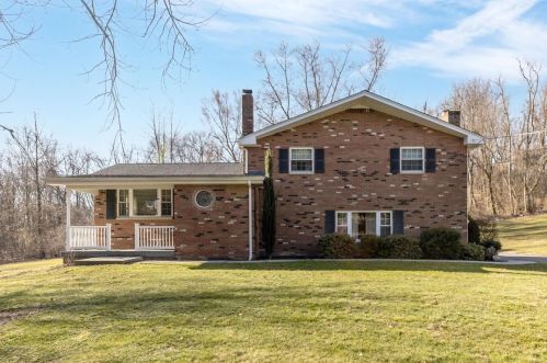 111 Ponderosa Dr, Beaver Falls, PA 15010-1128
