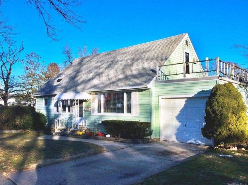 3 Parkwood Rd, Westbury, NY 11590-1505