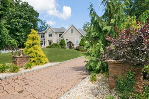 7 Divot Pl, Airmont, NY 10901-3942