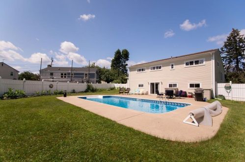 19 Casey Dr, Middletown RI  02842-6224 exterior