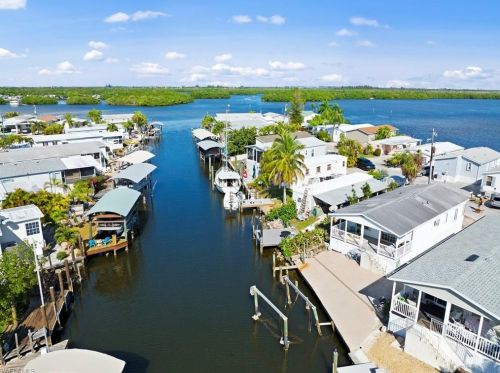 32 Emily Ln, Fort Myers Beach, FL 33931-2933