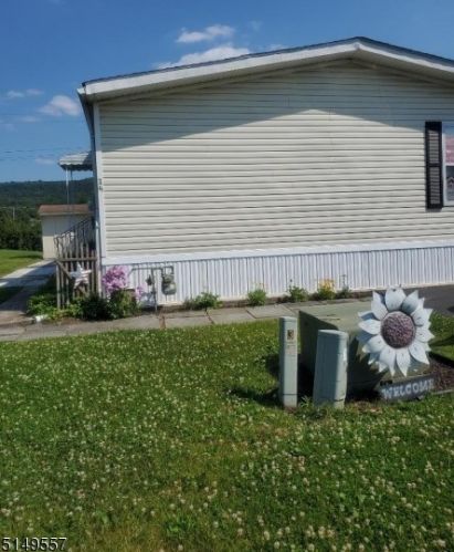 14 Caroline Dr, Belvidere NJ  07823-2849 exterior