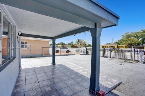 912 32nd St, Hialeah FL  33012-5040 exterior