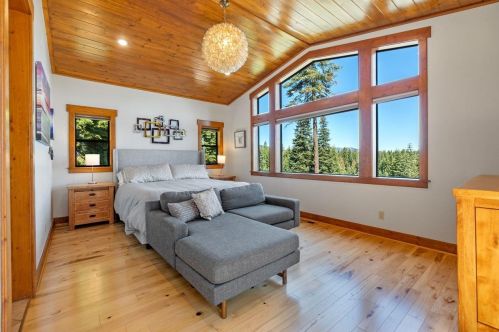 11298 Ski Slope Way, Truckee CA  96161-6603 exterior