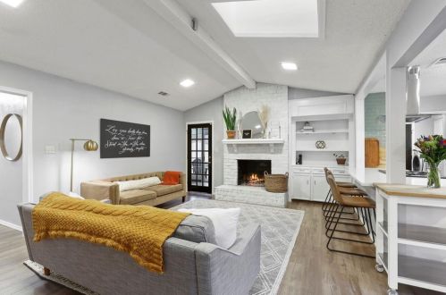 1502 Meadow Glen St, Richardson TX  75081-2541 exterior