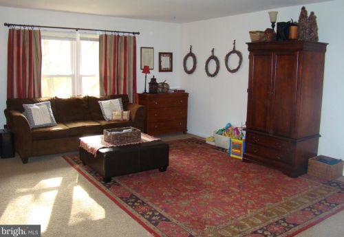 8904 Grass Valley Ct, Springfield VA  22153-1208 exterior