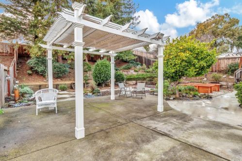 610 Rose Dr, Benicia CA  94510-3756 exterior