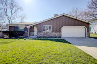 2902 Buckingham Ct, Waukesha, WI 53188-1388