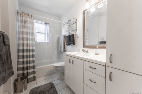 4 Brunswick Dr, Elwood NY  11731-5405 exterior