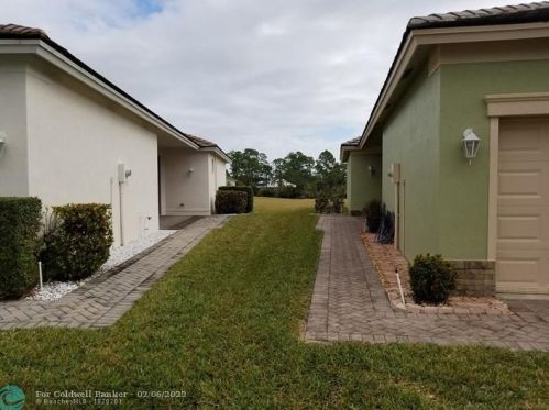 9792 Eastbrook Cir, Fort Pierce, FL 34987-2428