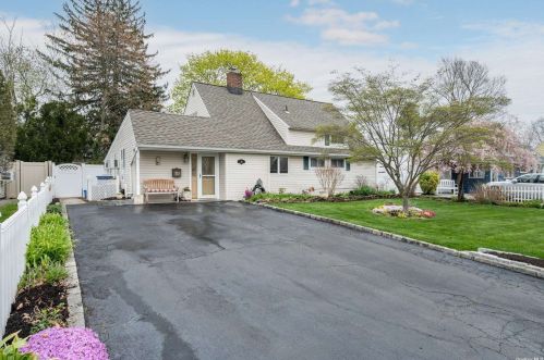 33 Cobalt Ln, Westbury, NY 11590-5705