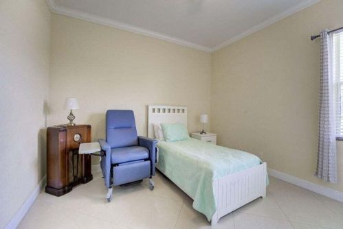 160 Saratoga Ave, Fort Pierce FL  34953-5974 exterior