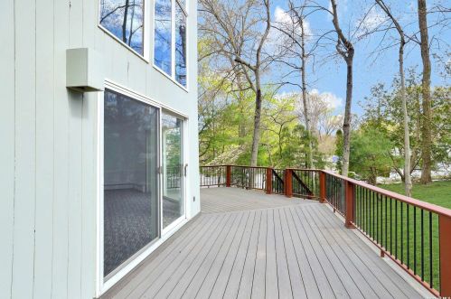 51 Sycamore Rd, San Remo NY  11754-2341 exterior