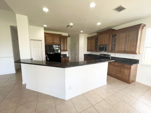 558 Fields Ave, Fort Pierce, FL 34953-4005