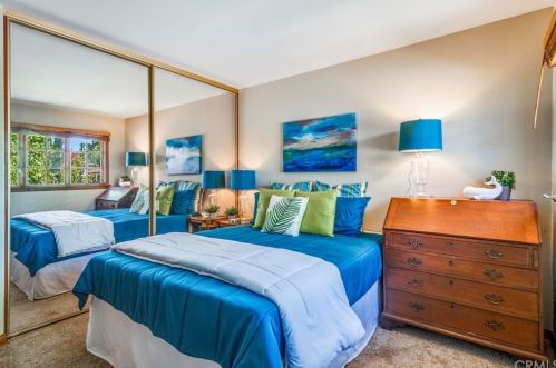 17 Malaga Pl, Manhattan Beach CA  90266-0072 exterior