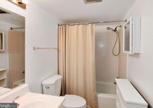 1532 Northgate Sq, Herndon, VA 20190-3768