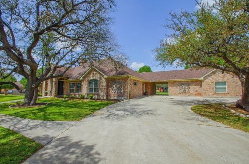 201 Oak Hollow Ln, Creedmoor, TX 78610-3115