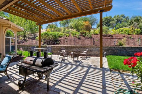 6070 Vine St, Vacaville CA  95688-8724 exterior