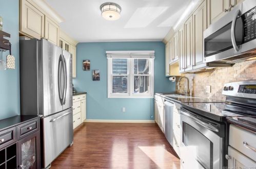 44 Pleasant St, Stamford, CT 06901-2137