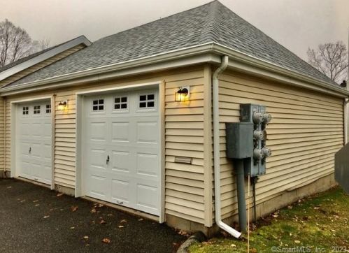 14 Meadow Ln, Middletown CT  06457-1684 exterior