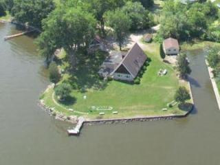 6356 Lakeshore Rd, Winneconne, WI 54986-9389